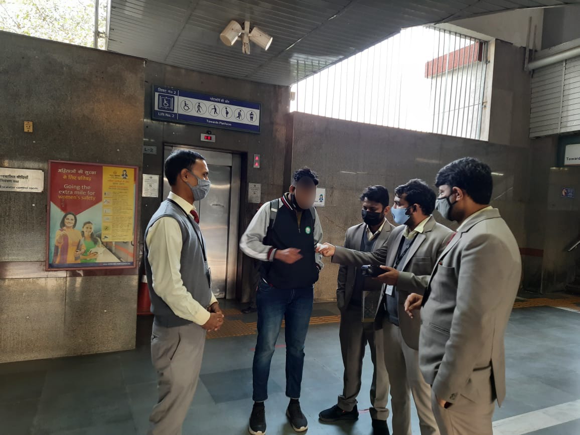 मेट्रो स्टेशनों के बाहर लगी कतारें, परेशान हुए यात्री, सोशल मीडिया पर निकाली भड़ास मेट्रो स्टेशनों के बाहर लगी कतारें, परेशान हुए यात्री, सोशल मीडिया पर निकाली भड़ास